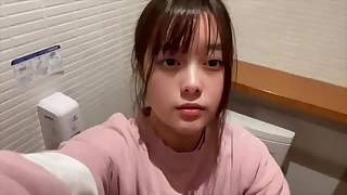 今日も隣でト◯レしてる人がいるのにオナニーしてやってはいけないことに興奮する女子◯生。